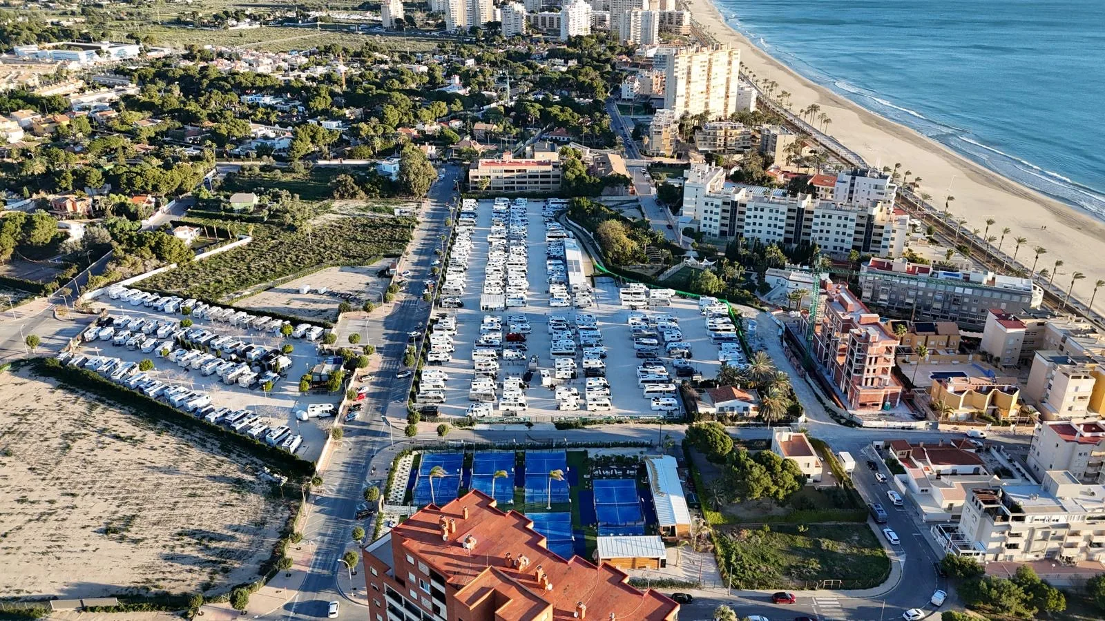 Vista aérea de Camper Park Alicante con las autocaravanas en hileras junto a la playa de El Campello