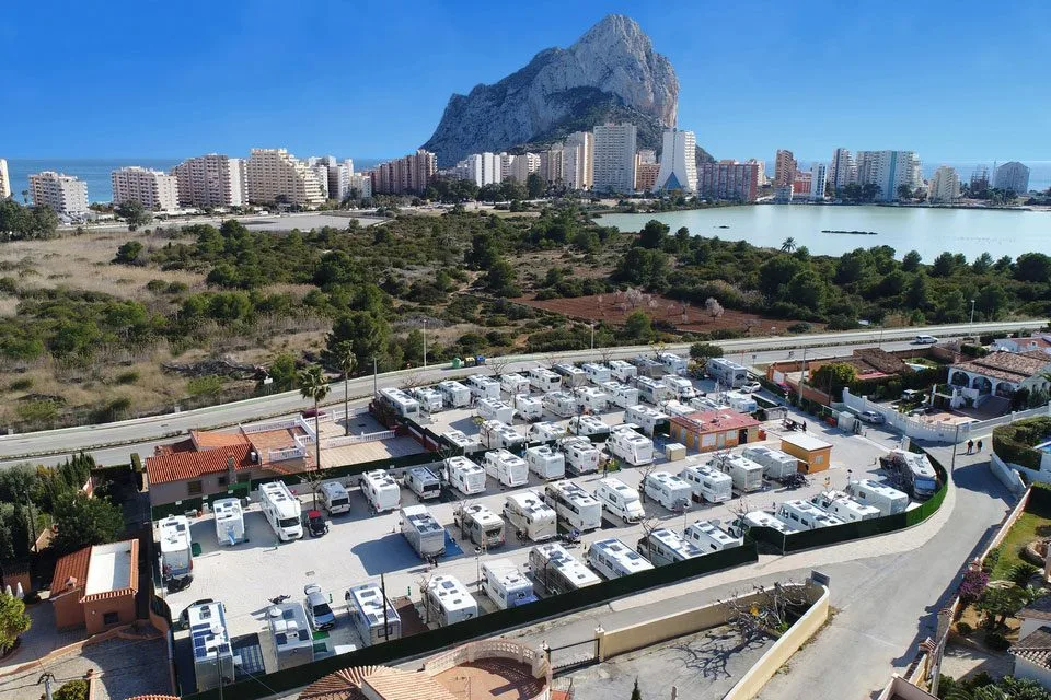 Vista aérea de Paraíso Camper con el Peñón de Ifach y el mar al fondo